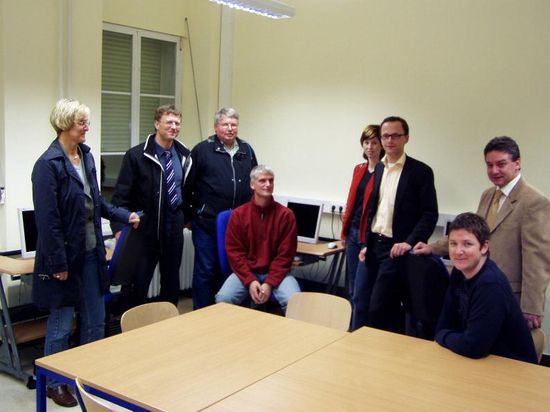 Der Geschäftsführer der ARGE Rhein-Lahn, Peter Hahn (2.v.l) führte die Besucher der SPD Westerwald durch die Räumlichkeiten des Projektes "Juwel"